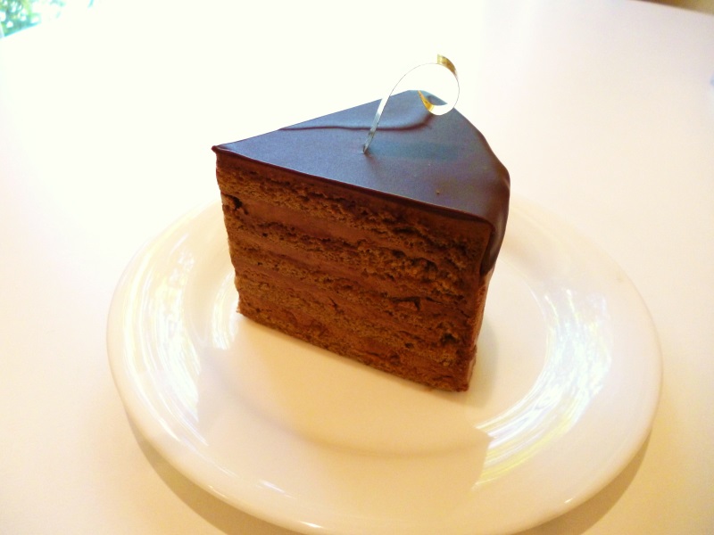 甘さ控えめのチョコクリームとチョコスポンジ