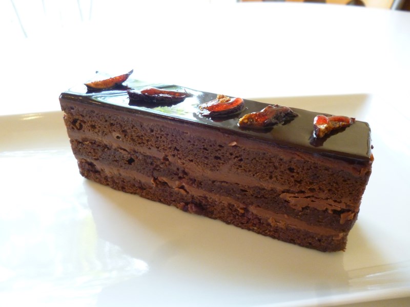 キルシュ酒漬けのグリオッチェリーと濃厚チョコレート